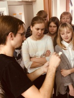 Станислав Романов со школьниками и дрозофилами
